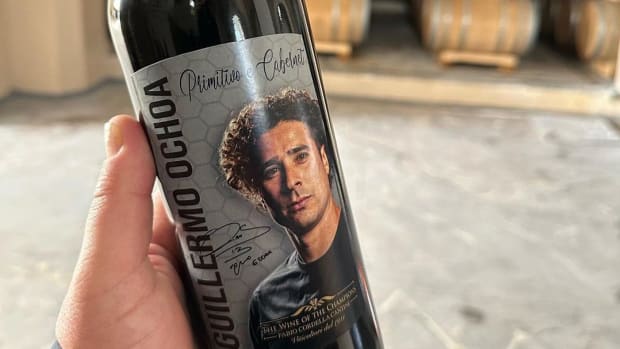 Botella de vino de Memo Ochoa